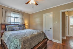 1 dormitorio con 1 cama y ventilador de techo en Cozy Home away from Home in Little Rock home, en Little Rock