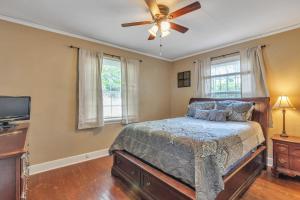 um quarto com uma cama e uma ventoinha de tecto em Cozy Home away from Home in Little Rock home em Little Rock