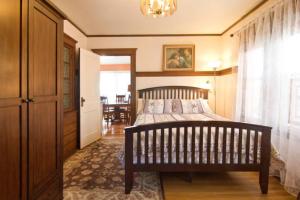 Un pat sau paturi într-o cameră la Victorian Condo