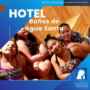 Un groupe de filles en maillot de bain posant une photo dans l'établissement Casa del Peregrino Santo Thomas, à Baños