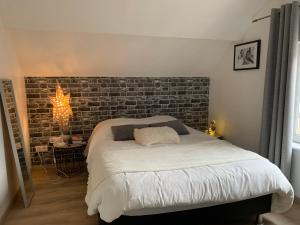 Łóżko lub łóżka w pokoju w obiekcie Le Cocon des Hortillonnages d'Amiens