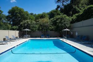 Holiday Inn Express Athens - University Area, an IHG Hotel tesisinde veya buraya yakın yüzme havuzu