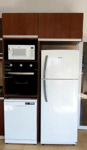 une cuisine avec deux réfrigérateurs et un micro-ondes dans l'établissement Renda Iporava, Hermoso departamento en Salta, à Salta