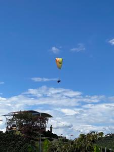 un globo de aire caliente volando en el cielo en El Filito, en San JosÃ©