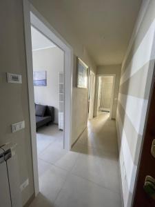 korytarz z drzwiami prowadzącymi do salonu w obiekcie IL BARICENTRO w mieście La Spezia