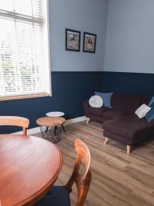 ein Wohnzimmer mit einem Sofa und einem Tisch in der Unterkunft De Malle Molen in Dinxperlo