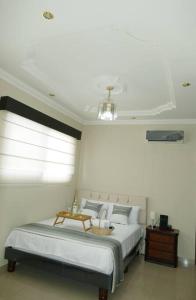 Postel nebo postele na pokoji v ubytování Ecusuites Ceibos familiar Jacuzzi American Consulate- Vía a la Costa