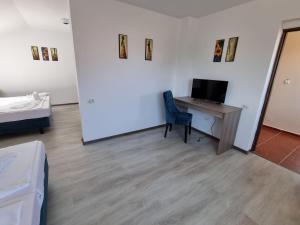 TV a/nebo společenská místnost v ubytování ADMAR Rooms & Restaurant