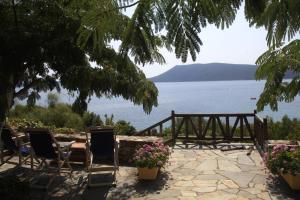 eine Terrasse mit Stühlen und Blick auf das Wasser in der Unterkunft Casa Kalypso in Steni Vala Alonissos