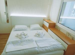 מיטה או מיטות בחדר ב-Апартамент Арена Бургас