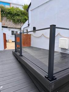 Harbour View Ground Floor Flat with Private Parking, only 5 Mins walk to harbour的阳台或露台