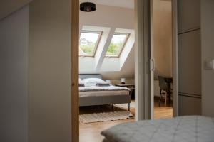 Posteľ alebo postele v izbe v ubytovaní Apartament Słoneczna Rapsodia - blisko Parku Zdrojowego - piękny widok - ogród - taras