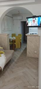 een woonkamer met een bank en een flatscreen-tv bij Apartmani Glorija in Arandjelovac