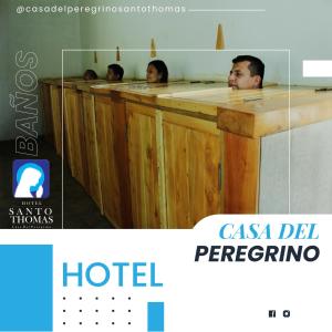 Casa del Peregrino Santo Thomas في بانوس: تقويم فيه رجل في صف المغاسل