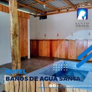 Habitación grande con piscina en un edificio en Casa del Peregrino Santo Thomas en Baños