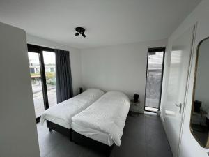 Billede fra billedgalleriet på Villa w Hot Tub & Jetty i Zeewolde