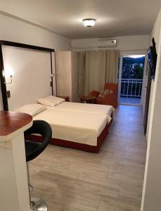 een slaapkamer met een bed, een bureau en een stoel bij Guest House Blanka in Trogir