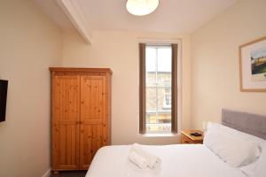 a bedroom with a bed and a window at Malton Central Apartments in Malton +14 photos