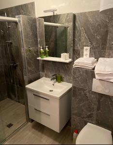 bagno con lavandino e doccia di Guest House Blanka a Trogir