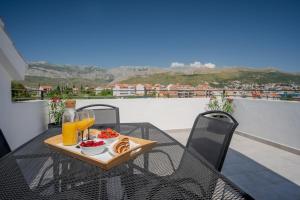 stół z tacą z jedzeniem i napojami na balkonie w obiekcie AMI apartments w Splicie