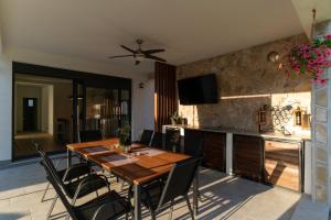 Μια τηλεόραση ή/και κέντρο ψυχαγωγίας στο Bunica Spring Villa