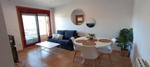 sala de estar con mesa y sofá azul en Zárate 3G, en Portonovo