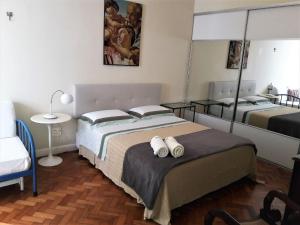 1 dormitorio con 2 camas y toallas. en RIO DE JANEIRO - LEBLON BEACH, en Río de Janeiro