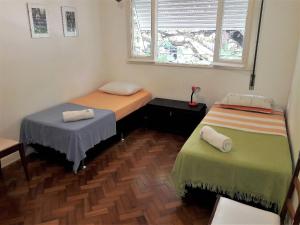 een kamer met 2 bedden en een raam bij RIO DE JANEIRO - LEBLON BEACH in Rio de Janeiro