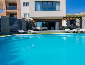 Bazén v ubytovaní Villa Lumani ** Luxury residence near Split ** alebo v jeho blízkosti + 37 fotografií