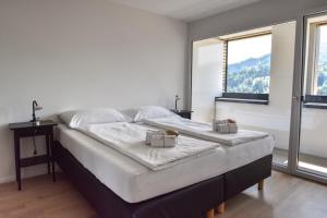 Un dormitorio con una cama grande con dos cajas. en Dream View Apt With Homecinema Netflix & Loggia en Lucerna