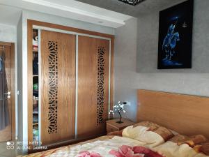 Voodi või voodid majutusasutuse Appartement à Bouznika prêt du plage Dahomey, plage bouznika, Bahia beach toas
