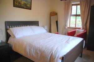 Un pat sau paturi într-o cameră la Corriebrack cottage