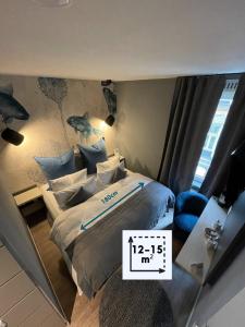 una camera da letto con un letto con un orologio sopra di Hotel Falkenturm a Monaco