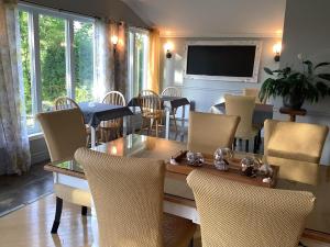 a dining room with a table and chairs at Les saisons du fleuve in Lotbinière