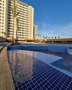 una piscina en una ciudad con edificios altos en Enjoy Solar das Águas Park Resort, en Olímpia