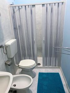 カターニアにあるCasa Cataniaのバスルーム(トイレ、青い敷物付きのシャワー付)