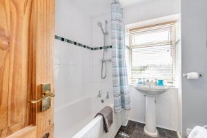 BramhamCabbage Hall Cottage的带浴缸和水槽的浴室 更多14张照片