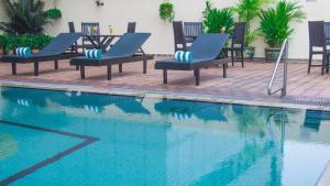 Bazén v ubytování Hotel Grand Continental Kuching nebo v jeho okolí