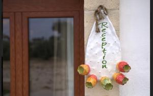 una bolsa de fruta colgando en el costado de una puerta en B&B Torre Sibissi Bari, en Triggiano