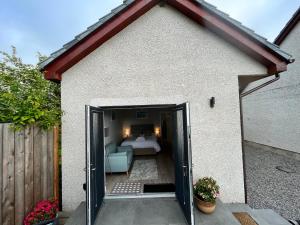 uma pequena casa com um quarto e uma cama em Fyrish View em Dingwall