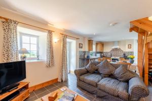 TV a/nebo společenská místnost v ubytování Cwmdu Cottage