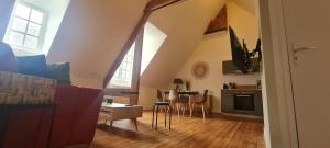 ein Wohnzimmer mit Küche und Esszimmer in der Unterkunft Le Rivoli - T3 - dernier étage in Pontivy