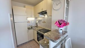 Η κουζίνα ή μικρή κουζίνα στο Apartment Summer Vibes Split
