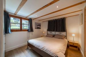 sypialnia z łóżkiem i oknem w obiekcie Charming Chalet With Garden In Les Houches w mieście Les Houches