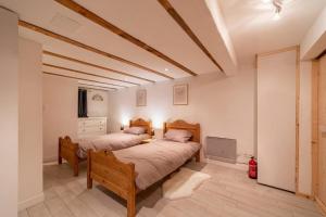 sypialnia z dwoma łóżkami i telewizorem w obiekcie Charming Chalet With Garden In Les Houches w mieście Les Houches