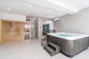 Fotografie z fotogalerie ubytování Luxurious Villa ADA; hot tub, sauna, gym, pool v Omiši