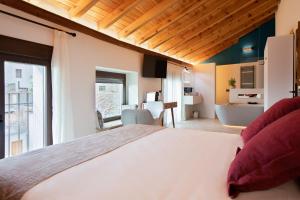 sypialnia z dużym łóżkiem i łazienką w obiekcie Hotel Poeta Jorge Manrique w mieście Segura de la Sierra