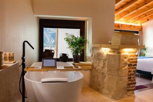 a bathroom with a bath tub in a room at Hotel Poeta Jorge Manrique in Segura de la Sierra