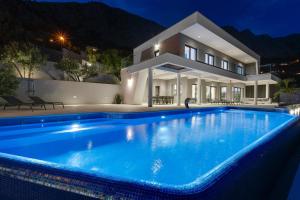 Bazén v ubytování Luxurious Villa ADA; hot tub, sauna, gym, pool nebo v jeho okolí