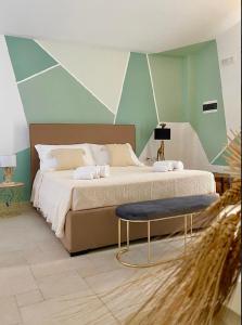 sypialnia z dużym łóżkiem i niebieską ścianą w obiekcie B&B Torre Sibissi Bari w mieście Triggiano
